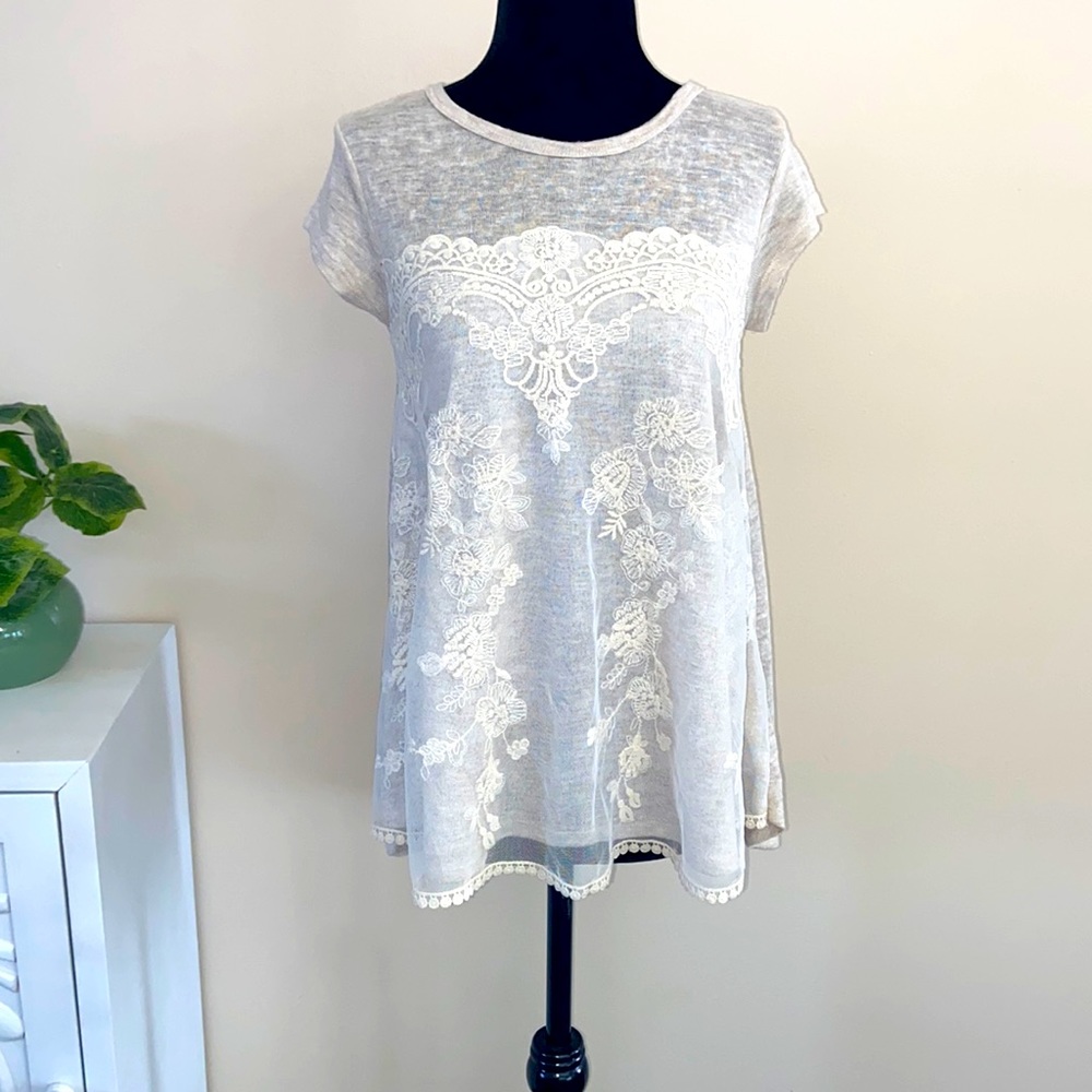 Rewind short sleeve cream top, size small, beautiful embroidered front
